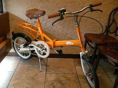 店頭にはmixi自転車が展示されている。上場記念に作られたもので、世界に数十台しかない。