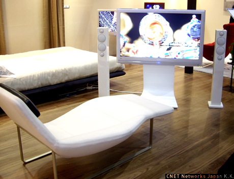 　日立の液晶テレビ「Wooo UT47-XP770W」をプレミアムフロアスタンド「TB-LSD478T」と組み合わせて部屋の中央に設置。テレビと同色のスピーカーシステムはMONITOR AUDIOの「Radius 270HD」。