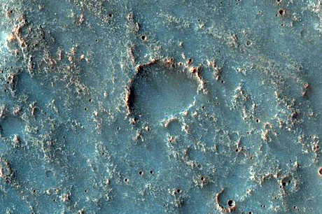 　米航空宇宙局（NASA）は2週間ほど前から、1500枚以上の火星表面の新しい画像を公開している。これらは、火星探査機「Mars Reconnaissance Orbiter」に搭載されたHigh Resolution Imaging Science Experiment（HiRISE）カメラで撮影されたものだ。切り抜かれた詳細な画像を次々に眺めていると、太陽系でわれわれの隣にある惑星の、印象的でしばしば抽象的でもある画像のアートギャラリーを散策しているような感覚を覚えずにはいられなかった。

　NASAの簡潔な見出しによると、この画像はTerra Tyrrhena Knobの高温鉱床の可能性があるという。