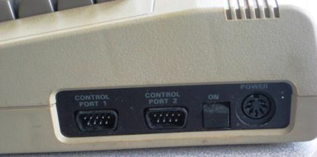 　ラベルには「CONTROL PORT」と表示されているが、実際には、ジョイスティックのケーブルを接続する端子だ。
