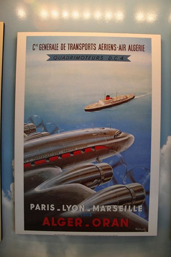 　Michel Lezla氏による1953年製のポスターを2002年に複製したもの。大型旅客機「DC-4」がフランスとアルジェリア間を飛行している。