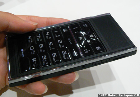 　数字キー側には、SIMカードをはじめとする通信モジュールが内蔵されている。