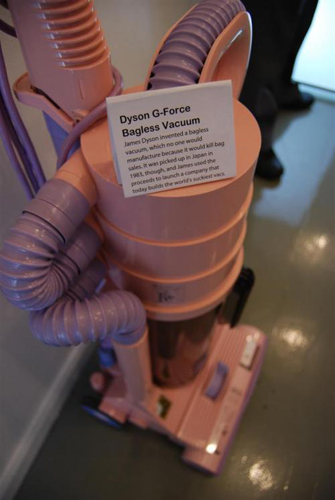 紙パック不要の「Dyson G-Force」掃除機

　James Dyson氏の紙パックが不要な掃除機に関心を持つ製造業者がいなかったのは、交換用の紙パックの売り上げがなくなってしまうためだった。1983年、日本で販売が開始されると、Dyson氏はその売り上げで自らの会社を設立し、吸引力において世界的に定評のある掃除機を製造するに至る。