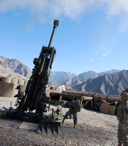 　アフガニスタンで初めてGPSが誘導するExcaliburの砲弾を発射するため、兵士が「M-777A2」榴弾砲の引き綱を引っ張っている。陸軍によれば、M-777は、デジタルプログラムに対応しているだけでなく、一般的な「M-198」榴弾砲よりも9800ポンド（約4445kg）ほど軽い。陸軍は、発射体の精度の向上によって目標地域における巻き添え被害は減ると述べている。