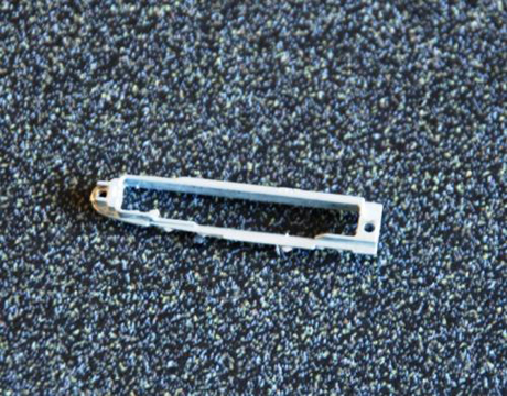 　この小さなプラスチックはiPod nanoの底部の重要な接続部を固定していた。これからが正念場である。