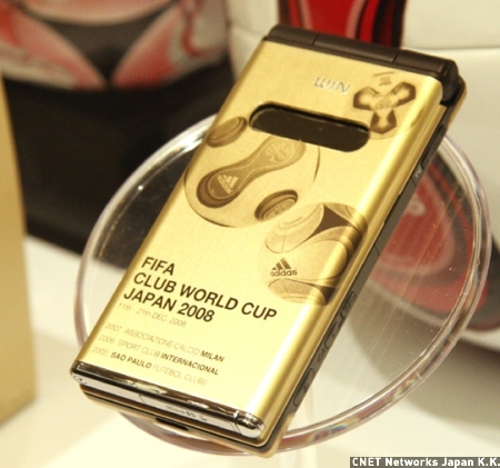 　12月のFIFAワールドカップを記念して発売されるのが「FIFAクラブワールドカップ公式ケータイ」。ゴールドを基調とした外装に、FIFA公式サッカーボールと世界地図をデザイン。クラブワールドカップをモチーフにした待受画面、メインメニューも提供している。限定100台の販売だ。