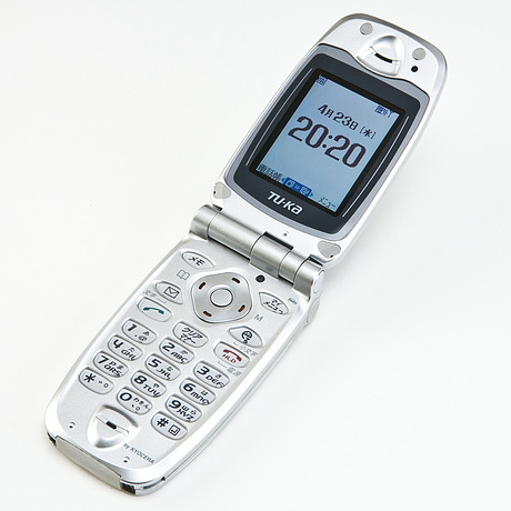 写真は、「使いやすさを追究したシンプルケータイ」という位置付けの「TK23」。KYOCERA製。2003年2月発売。スペック詳細はこちらから。