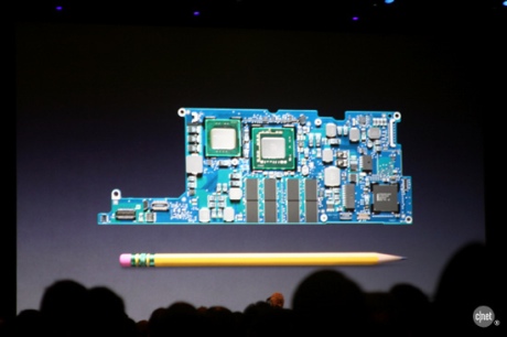 　MacBook Airの基盤を披露。鉛筆ほどの大きさの基盤にすべてが集約されているという。