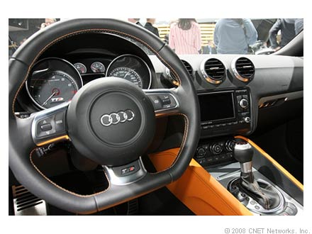 　Audiの2008年型TTSの車内：本革と「アルカンターラ」（スエード調人工皮革）を用いた内装は標準装備だが、ナビゲーションシステムとBose製の高級ステレオはオプションとなっている。