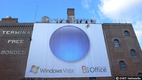 　米国時間1月30日の米国国内販売を間近に、新OS「Windows Vista」と新アプリケーションスイート「Office 2007」の発売開始イベントを開催している。このイベントでは、Microsoftはニューヨーク市ウｪストチェルシー近くの建物を使い、ダンサーがビル上部から宙づりになり、VistaとOffice 2007のロゴを作り上げるという空中ダンスを披露した。