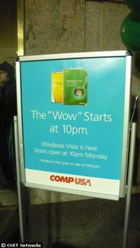 　Microsoftによる29日の発売記念イベントの後、真夜中からソフトウェアの販売を開始することを予定していた。CompUSAの入り口には、深夜からの発売イベントを告知する看板が置かれていた。