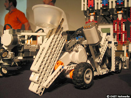 　LEGOは2006年にMicrosoftを訪問した際、プログラム制御が可能なロボット「Mindstorms NXT」を持参した。このモデルは、所有者にビタミン剤を運ぶことができる。