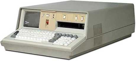 IBM 5100 Portable PC

　Model 5100はIBMの最初のマイクロコンピュータ（つまりメインフレームではない）であり、世界初のポータブルコンピュータと見なされている。しかし重量は55ポンド（約25kg）あり、「ポータブル」というよりは「自己完結型」と呼ぶのがふさわしいかもしれない。