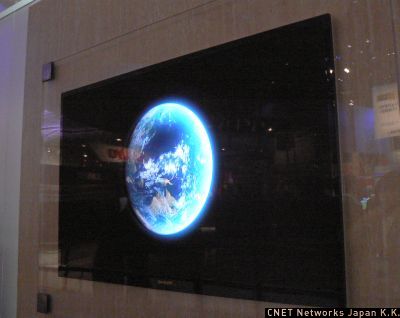 　テレビの大型化も進む。シャープが最薄部20mmの液晶テレビを65インチに拡大。2007年のCEATEC JAPAN 2007で披露した52インチサイズのものを大型化した。