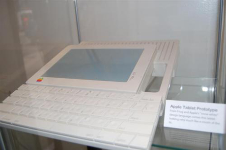Appleタブレットのプロトタイプ
 
　frog design、そしてAppleの「スノーホワイト」デザイン言語から生まれたのがこのタブレットだ。「Apple IIc」のいとこといった外観である。