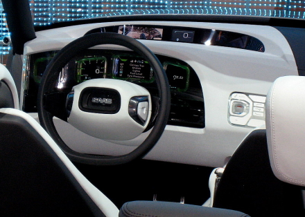 　Saabの「9-X Air」では、車内のインストルメントクラスタに5つの画面が表示される。Sony Ericssonが9-X Airのインターフェースの設計を支援し、スマートフォンと連携するようになっている。スマートフォンが高性能になればなるほど、電子メールの受信やナビゲーションの表示、音楽の再生など、自動車の機能が増える。