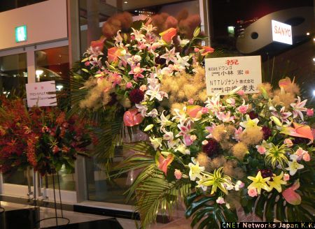 　会場でひときわ大きな存在感の花束がNTTレゾナントからのもの。NTTレゾナントには夏野氏が取締役として就任している。