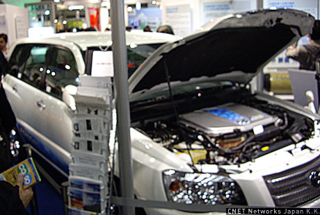 　トヨタ自動車が開発した燃料電池ハイブリッドカー「トヨタFCHV-adv」。バッテリにはニッケル水素電池を使用。出力90kW。独自開発の固体高分子形燃料電池を備える。最高速度は155km/h。
