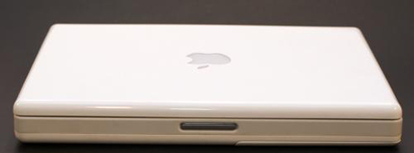 　Appleの第2世代「iBook G3」が初登場したのは、2001年5月のことだった。12.1インチTFTアクティブマトリックス方式ディスプレイの自慢は最大1024×768の解像度だ。この、初の第2世代iBook G3のそのほかの仕様には、256Kバイト2次キャッシュを備えた500MHz CPU、8Mバイトの「ATI Rage Mobility」チップ、10Gバイトのハードディスク、USB 2基、FireWire 1基、ビデオ出力1基、Ethernetポート、モデムポートがある。
