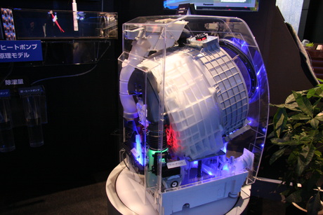 ドラム洗濯乾燥機「NA-VR5500L」の構造がわかる透明なモデルも展示された。