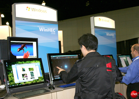 　WinHECの参加者の1人が、Windows 7のタッチ機能を紹介するブースで、Microsoftの「WorldWide Telescope」のタッチスクリーン版をチェックしている。
