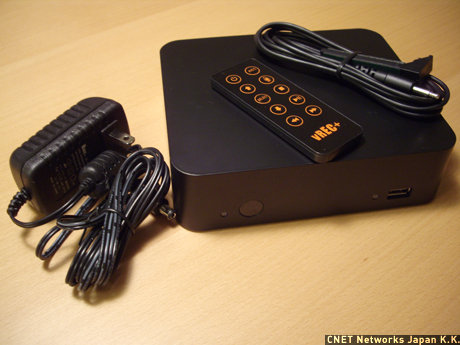 　電子機器の開発、販売を手がけるBitBay（ビットベイ）から、H.264パーソナルビデオレコーダー「vRec+ VR100」が発売された。これはテレビ番組などの映像をMPEG-4 H.264映像に変換し、プレイステーション・ポータブル（PSP）やiPodなどのポータブル機器へ持ち出せるというもの。

　動画持ち出しについては専用レコーダーやPCでの変換ソフトウェアなど、さまざまなタイプが登場している。vRec+ VR100はその中でも汎用性が高く、ポータブル機器へ直接録画できるなど、取り回しの良さが魅力と言えるだろう。このvRec+ VR100の使い勝手をレビューする。

　写真は製品構成。vRec+ VR100本体とAVケーブル2本、リモコン、学習リモコン用のIRプラスターが同梱されている。