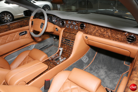 　Bentleyは、内装に木を利用し、革は頻繁に触れられる場所に使っている。iPod用ジャックや音声コマンドボタンなどモダンな一面も持っている。