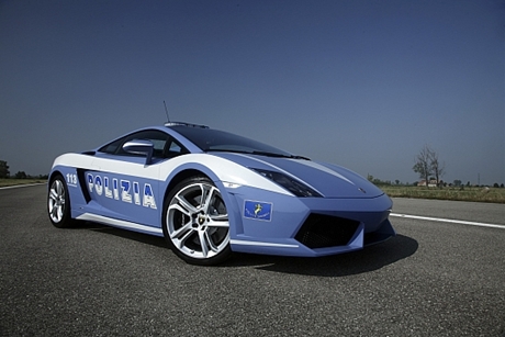 第3位：「Lamborghini Gallardo LP560-4」（イタリア） 

　Lamborghiniは2008年、イタリア国家警察にこの「Gallardo LP560-4」を寄贈した。われわれは、標準仕様のLP560の性能を既に知っている。しかし、この警察特別仕様車では、GPSアンテナに「Proof Video Data System（証拠ビデオデータシステム）」が追加されている。このシステムは、Lamborghiniの位置と方向、動き、速度を計算することが可能だ。これをインターセプト前の距離および時間と組み合わせることで、追跡されている車の速度を正確に割り出すことができる。