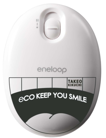 三洋電機の充電式カイロ「eneloop kairo」に、西武百貨店オリジナルモデルが登場する。7つのファッションブランドとコラボレーションし、池袋本店、シブヤ西武、有楽町西武で10月21日より限定発売する。関連商品として、eneloop kairoを収納できる「カジュアルコート」、「ネックウォーマー」、「革製ケース」なども販売される予定だ。

eneloop kairoは充電式の“使い捨てない”カイロとして、2006年12月の発売以来、くり返し使える環境性や、ON/OFFスイッチで使いたい時だけ使える利便性が評価され、当初の予想を上回る売れ行きを見せているという。

下の写真は西武百貨店で発売される予定の「TAKEO　KIKUCHI」モデル。関連商品を含めた全12アイテムを紹介する。