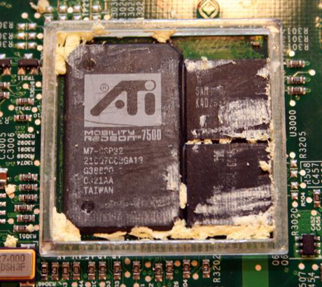 　断熱材を取り外したATIグラフィックスマイクロチップ。900MHzのこのiBook G3には、ATI Mobility Radeon 7500グラフィックスチップが搭載されていた。このATIのビデオRAMは32Mバイトあった。