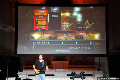 　「Guitar Hero」の開発会社であるNeversoftのBrian Bright氏が、Activisionのプレスカンファレンスで「Guitar Hero: World Tour」の「Music Studio」を披露した。