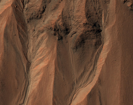 　乾いた小峡谷が、火星の南部分に位置するヘイルクレーターの縁を際立たせている。この記事のほかの画像と同様、これはHiRISEの完全な画像の一部分だ。次の画像が完全なものだ。