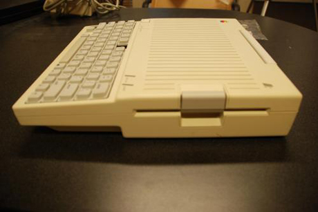 　右側から内蔵フロッピードライブが見て取れる。Apple IIシリーズでは、5.25インチドライブが使われていた。Apple IIcはドライブを内蔵した初のApple IIだった。