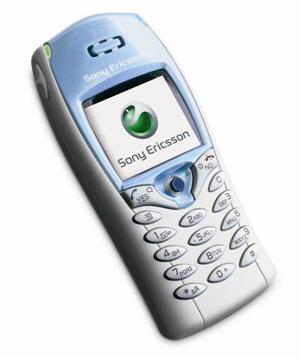 　2001年。Sony Ericssonの「T68」はカラースクリーンを搭載した携帯電話であり、それだけでこの携帯電話が象徴的な地位を獲得するのに十分だった。

　T68には、美しい256色のディスプレイに加えて、親指でメニューを操作するため、小さなジョイスティックが搭載されていた。また、初めてカメラアタッチメントが搭載された携帯電話でもあった。文字通り、プラスチック製の大きなカメラを別途購入し、携帯電話の上部に取り付けることができた。周知の通り、方法は異なるが、カメラ付き携帯電話は大成功を収めた。

　Nokiaには的確な認識があった。同じく2001年に発表された、カメラ内蔵のスライド式携帯電話「7650」がそれだ。