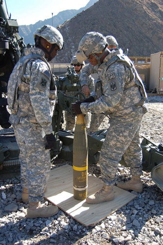 　2007年に選ばれたもう1つの飛行機関連の発明は、「XM982 Excalibur」精密誘導砲弾で、陸軍いわく、「ミサイル発射装置の21世紀の到来を告げる」ものだ。2月にアフガニスタンにあるCamp Blessingで撮影されたこの写真では、第321特科連隊の隊員が地図格子の座標をExcaliburの砲弾にプログラムしている。