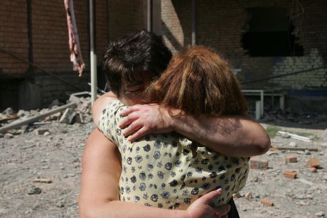 久しぶりの再会。互いの無事を確認し合い、涙を流して抱き合うゴリ市の住民。自宅マンションはロシア軍の爆撃を受けほぼ壊滅している。