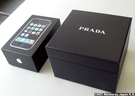 　PRADA Phoneの外箱を外した状態。iPhoneに比べると箱が大きく、重厚感がある。
