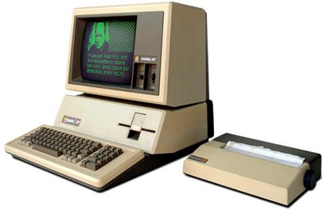 　Apple III：1977年以降、AppleはApple IIシリーズで何百万ドルも稼いでいた。多数のApple IIを売り上げており、Appleの主な収入源となった。

　しかしAppleは、Apple IIがいつまでも成功を収め続けるとは考えておらず、特にビジネス環境用にさらに優れたシステム「Apple III」の開発に着手した。