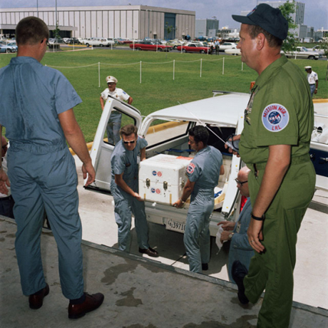 　宇宙飛行士たちは、月の岩石と土を地球に持ち帰った。この写真は、それらの入った箱が1969年7月25日にヒューストンの有人宇宙飛行センターの月試料研究所に搬入されているところ。