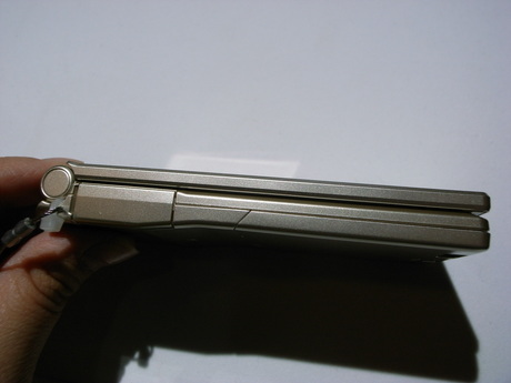 　横から見たF-04A。サイズは（高さ）約108mm×（幅）約49mm×（厚さ）約12.8mm（最厚部約15.7mm）。