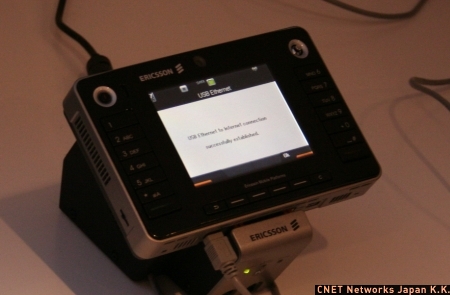 　Ericssonは「世界最小のLTE（Long Term Evolution）端末」（同社）を披露。パソコンにUSBでつないで、モデムとして利用する。