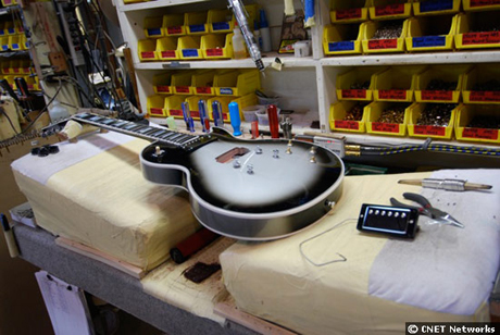 　GibsonのカスタムLes Paulレプリカギターが制作工程最後の仕上げにかけられている。あと数個の部品を取り付ければ完成だ。
