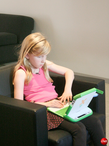 　CNET News編集者の娘、Ella Taggartちゃん（8歳）が、ノートPC「XO」のWindows搭載版の性能を試している。MicrosoftはOne Laptop Per Child（OLPC）プロジェクトに協力して、Windowsを新興市場地域で選択肢の1つにしようとしている。ただし、米国内における「Give One, Get One」プログラムの参加者は全員、Linux版を入手することになる。