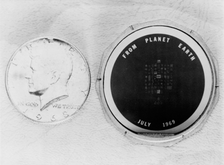 　またApollo 11号の乗組員たちは、世界各国の代表者たちからの各国語で書かれた「友好のメッセージ」を記した、小さな（1.5インチ（約3.8cm））のシリコンディスクも月に残してきた。