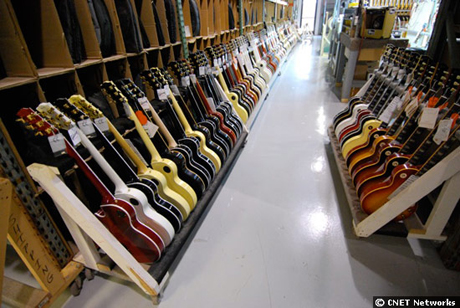 　テネシー州ナッシュビルにある有名ギターメーカーGibsonのカスタム工房では、歴史に残る「Les Paul」の限定版のレプリカを含む、最も高価で高級なギターが制作されている。

　CNET News.comのレポーターである筆者はGibsonのカスタム工房を訪れ、めったにお目にかかれない、Jimmy Page、Johnny Winterなどロックスターの特別協力によるギターがどのように制作されるのかを見ることができた（メンフィスとナッシュビルにあるGibsonの通常の工場は一般人も訪れることができるが、カスタム工房はできない）。
