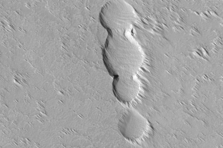 　NASAの説明によると、このHiRISEの画像はアルシアモンス南の陥没火口鎖だという。