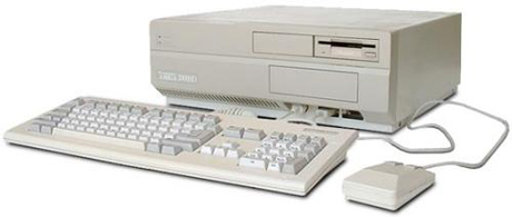 　最初期の「ビッグボックス」Amigaの機種である「Amiga 2000」は、オリジナルの「Amiga 1000」の後継機種である。これらの機種の操作方法はほぼ同じだが、2000の方がはるかに高い拡張機能を備えていた。
