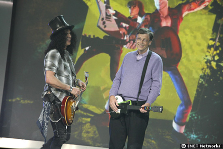 　2008年1月6日午後、Consumer Electronics Show（CES）で基調講演を行い、Guitar Heroのギター型ゲームコントローラを持つGates氏。Gates氏はこの講演で、ミュージシャンのSlash氏を壇上に招いた。Slash氏はGuns N' Rosesの元ギタリストで、Guitar Heroでは同氏に似せたキャラクターが登場する。