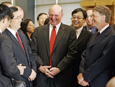 　2006年4月に訪米した中国の胡錦濤国家主席をもてなすGates氏（写真右）と、Microsoft最高経営責任者（CEO）のSteve Ballmer氏（写真中央）。
