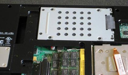 　ハードディスクは簡単なエンクロージャに収納されている。このドライブを別のSATAドライブに換装するには文字通りパチンとはめ込むだけである。